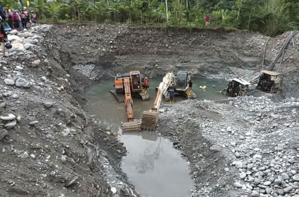 Scavi minerari per la ricerca e l'estrazione dell'oro nell'Amazzonia ecuadoriana
