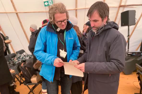 Il Ministro dell'Ambiente canadese Steven Guilbeault (a destra) accetta la nostra petizione