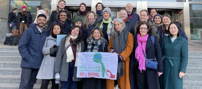 Rappresentanti di Salviamo la Foresta e di organizzazioni alleate alle porte del Parlamento europeo.