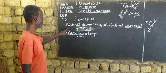 Insegnante in una scuola di villaggio nella Repubblica Democratica del Congo