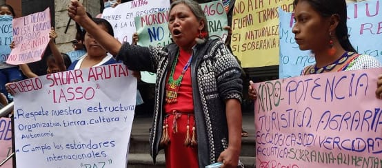 Protesta contro l'attività mineraria in Ecuador, davanti alla sede del Ministero dell'Ambiente