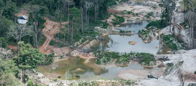 Una voragine creata da una miniera a cielo aperto Veduta aerea dell'estrazione illegale di oro nell'Amazzonia brasiliana.