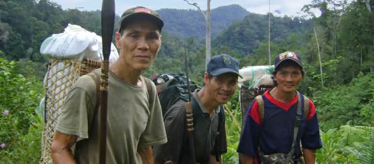Gli indigeni Penan di Sarawak, in Malesia, sono popolazioni nomadi che vivono nella e dalla foresta pluviale. indigeni Penan di Sarawak