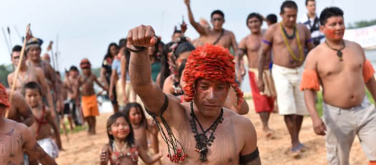 Protesta a Tapajos, Brasile Indigeni Mundurukú manifestano contro una diga sul fiume Tapajos, Brasile