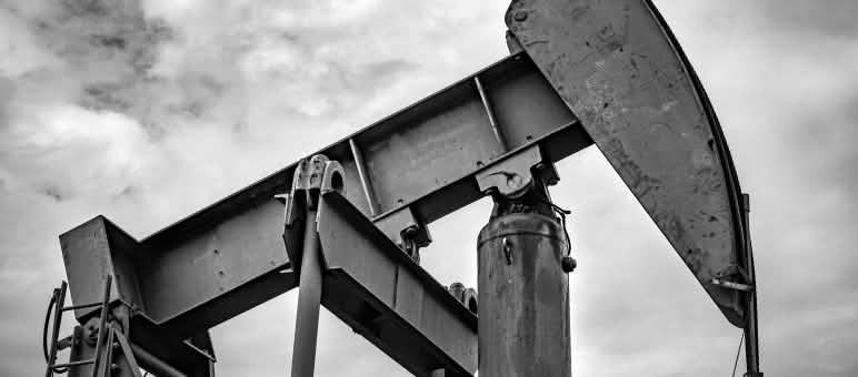 Lo sfruttamento petrolifero nel cuore del bacino del Congo sarebbe disastroso per il clima, la natura e la popolazione Una pompa di petrolio e nello sfondo il cielo nuvoloso