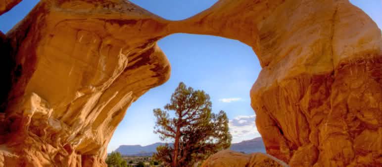 Metate Arch -Monument National Grand Staircase-Escalante nello Utah, Stati Uniti Metate Arch -Monument National Grand Staircase-Escalante nello Utah, Stati Uniti