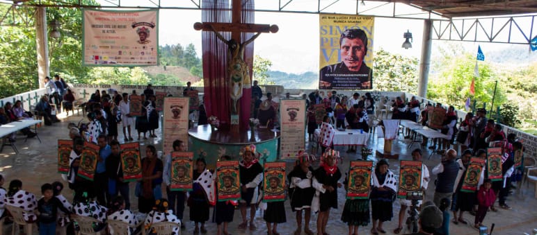 Cerimonia di consegna del Premio Mariano Abarca alla società civile Las Abejas de Acteal, sabato 27 novembre 2021 Il gruppo autonomo Sociedad Civil Las Abejas de Acteal ha ricevuto il premio "Mariano Abarca" per la difesa dell'ambiente in Chiapas, Messico.