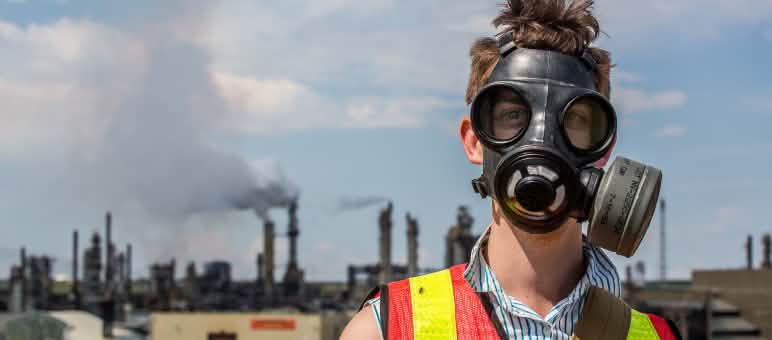 Proteste contro l'estrazione delle sabbie bituminose Un uomo protesta con una maschera antigas contro l'estrazione delle sabbie bituminose in Canada.