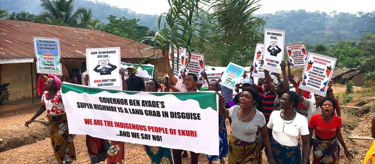 Indigeni Ekuri dimostrano contro la costruzione di una strada attraverso la foresta Indigeni Ekuri dimostrano contro la costruzione di una strada attraverso la foresta