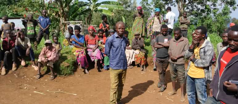 Villaggio Batwa ai margini del Parco Nazionale Kahuzi-Biega Riunione di indigeni Batwa in un villaggio vicino al Parco Nazionale Kahuzi-Biega