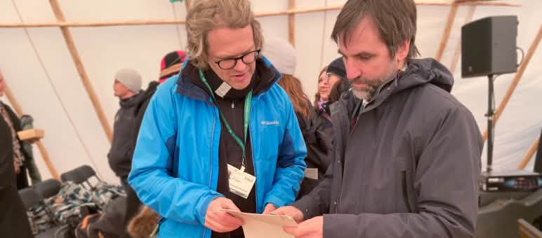 Il Ministro dell'Ambiente canadese Steven Guilbeault (a destra) accetta la nostra petizione Il Ministro dell'Ambiente canadese Steven Guilbeault (a destra) accetta la nostra petizione