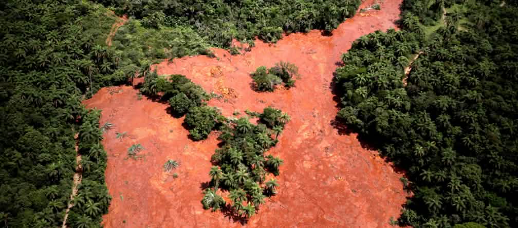 La valanga di fango tossico ha ucciso almeno 157 persone e ha completamente distrutto l'ambiente circostante Risultato della rottura di una diga di contenimento di rifiuti minerari tossici in Brasile