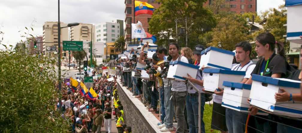 Consegna delle firme raccolte per la consultazione popolare per Yasuní nel 2014, che ha dovuto lottare per 10 anni fino alla vittoria. Un folto gruppo di giovani presso la Commissione elettorale nazionale dell'Ecuador a Quito nel 2014 per consegnare 757.000 firme a favore di un referendum per il Parco nazionale dello Yasuní.