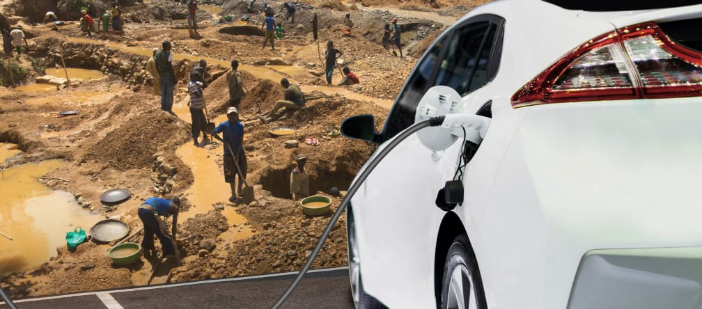 Le auto convenzionali sono molto dannose per l'ambiente ed il clima. Ma anche le auto elettriche, ritenute l’alternativa ideale, causano seri problemi. Fotomontaggio minatori in Congo + e-car