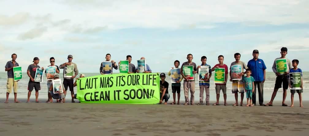 La popolazione di Nias chiede il nostro sostegno Dimostrazione su una spiaggia dell'isola di Nias in Indonesia