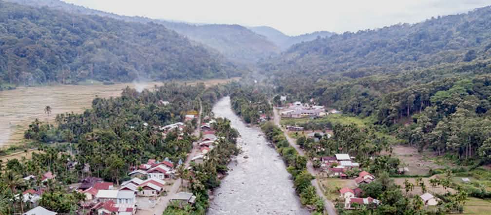 Il fiume Meureubo a Beutong Il fiume attraversa il villaggio, sullo sfondo le montagne