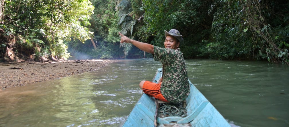 Gli indigeni Iban vogliono proteggere a tutti i costi le foreste e i fiumi di Sarawak, nel Borneo. Un uomo su una barca indica la foresta pluviale di Sarawak, nel Borneo.