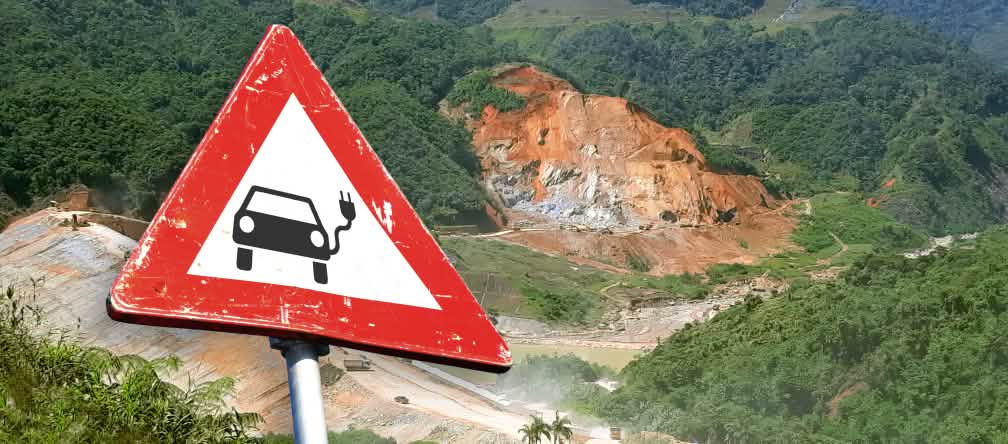 Fotomontaggio: cartello stradale con un'auto elettrica davanti a una miniera in Ecuador Fotomontaggio: cartello stradale con un'auto elettrica davanti a una miniera in Ecuador