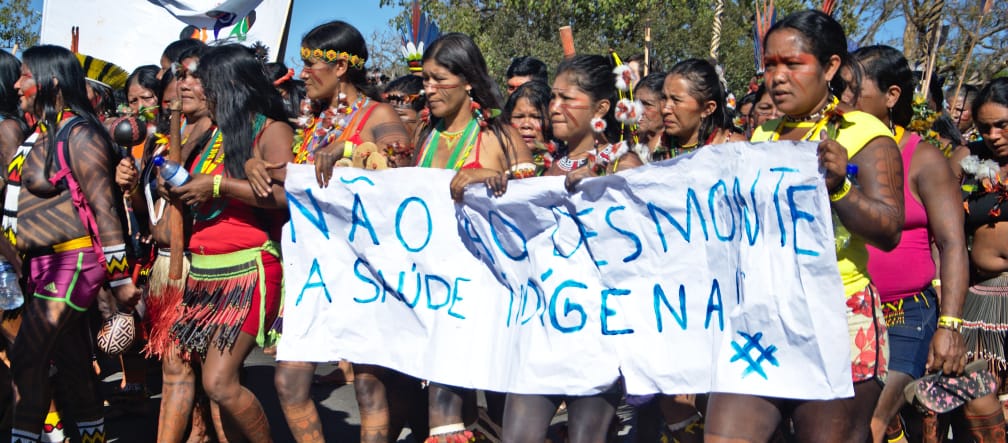 Le donne indigene in Brasile protestano contro la distruzione dei loro territori Donne indigene del Brasile marciano contro la distruzione della foresta
