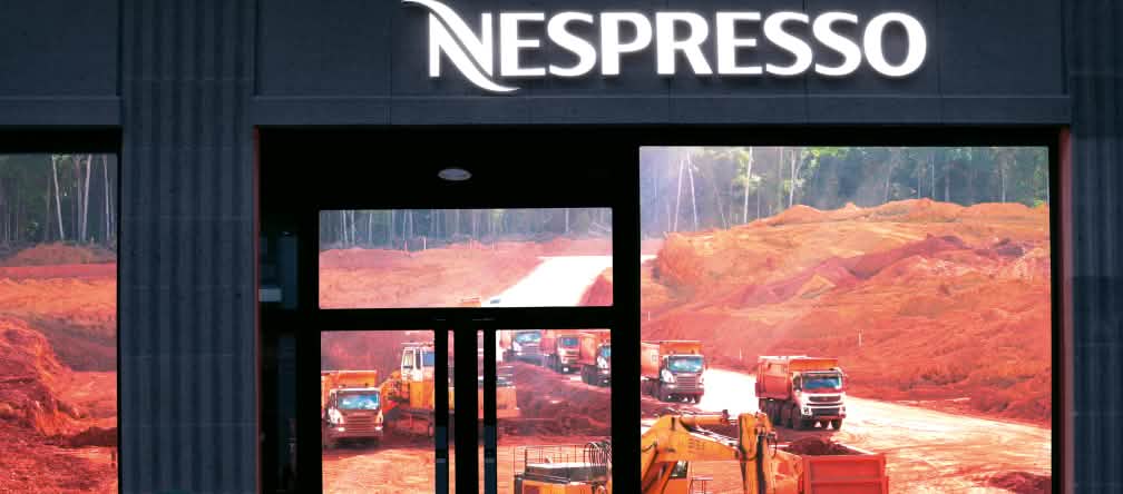 I distributori di caffè Nespresso invadono l'ambiente con i loro inutili rifiuti in alluminio Una miniera di bauxite nel bel mezzo della foresta pluviale dietro la vetrina di Nespresso