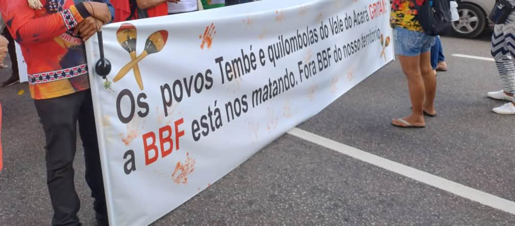 Le comunità indigene e quilombola protestano contro l'espansione della monocoltura della palma da olio con lo striscione "La BBF ci sta uccidendo. Fuori dal nostro territorio". Le comunità indigene e quilombola protestano contro l'espansione della monocoltura della palma da olio con lo striscione "La BBF ci sta uccidendo. Fuori dal nostro territorio".