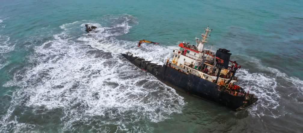 Il bitume fuoriuscito dal relitto della MT AASHI sta devastando la vita marina nei pressi di Nias. Il relitto della MT AASHI