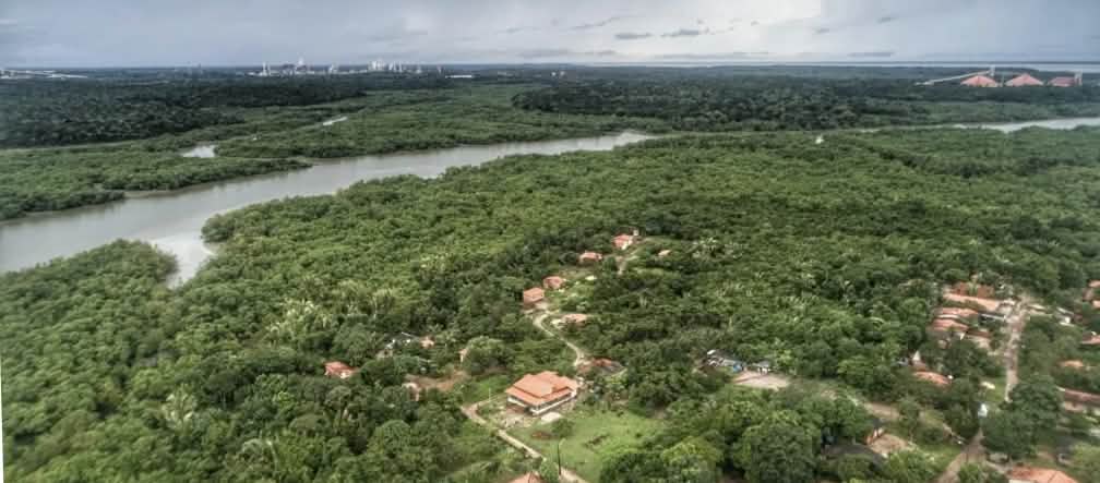 Tauá Mirim ha bisogno di protezione Vista aerea delle case immerse nella rigogliosa vegetazione amazzonica e, sullo sfondo, un fiume con mangrovie sulle rive a Tauá Mirim, Maranhao, Brasile