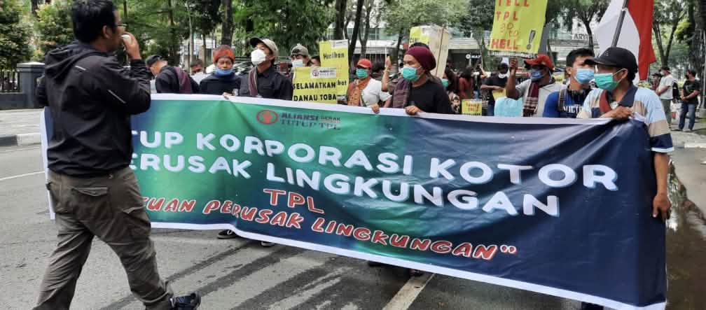 No alla carta bianca dalle fabbriche sporche produttrici di inquinamento ambientale Fotografo e manifestanti con striscione verde