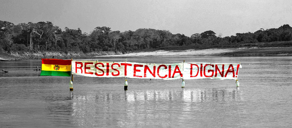 Resistenza nel TIPNIS Striscione con la scritta "Resistencia Digna" nel TIPNIS