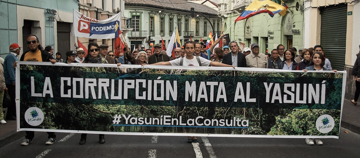 Manifestazione del gruppo YASunidos per chiedere che il petrolio di Yasuní sia lasciato nel terreno. Portano uno striscione con scritto “La corruzione uccide lo Yasuní #YasuníEnLaConsulta”.