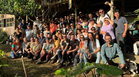 Un gruppo di persone in visita alla stazione di ricerca nella foresta protetta di Los Cedros.