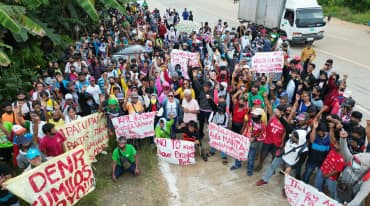 I residenti di Brooke's Point formano una barricata umana davanti al sito minerario della Ipilan Nickel Corporation