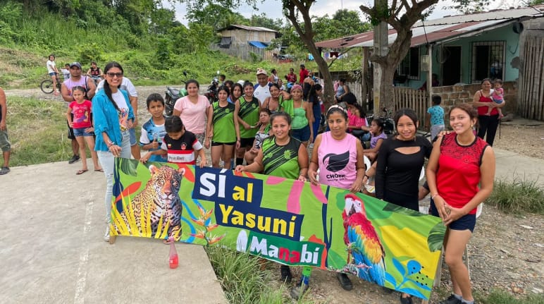 A Chone, Manabí, Ecuador, un gruppo di persone fa campagna per il Sì allo Yasuní nel referendum del 20 agosto 2023.