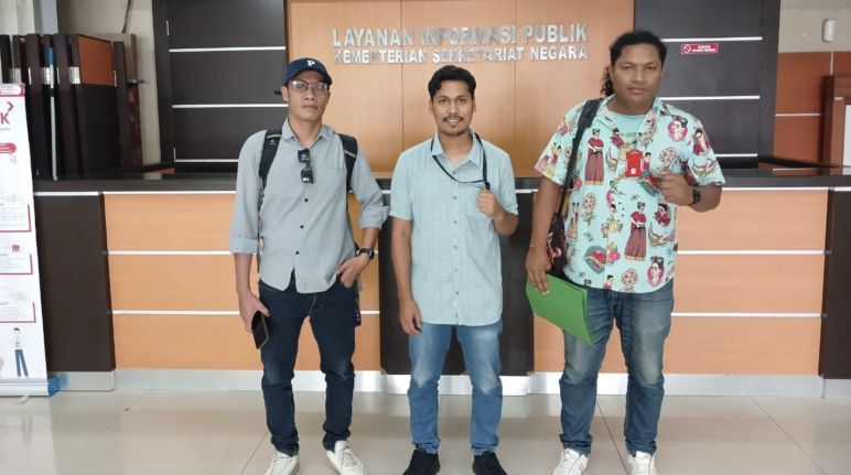 Membri degli Amici della Terra dell'Indonesia orientale (WALHI NTT) presso la Segreteria di Stato a Giacarta Tre uomini alla Segreteria di Stato