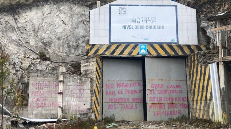Murale all'ingresso di una miniera: "Minatori andatevene, non hanno chiesto il permesso. Questo è il territorio della comunità. Nessun permesso di entrata per le miniere".