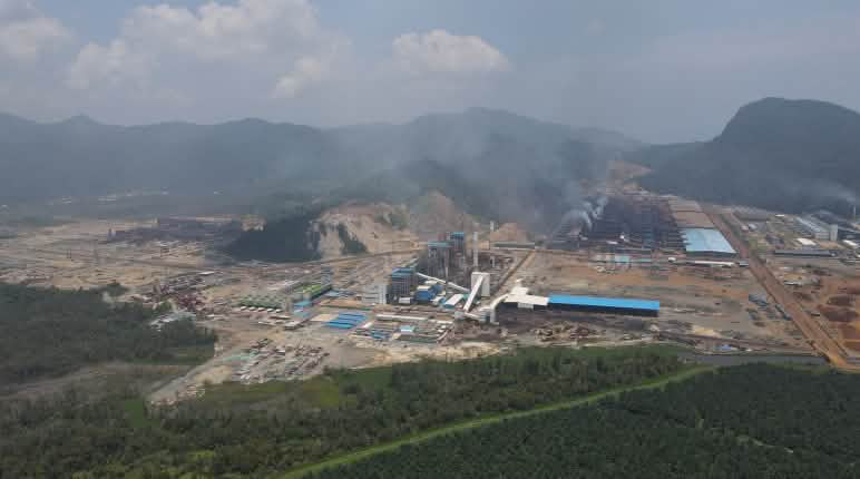 Non è solo l'estrazione del nichel a devastare la foresta. Anche la lavorazione industriale inquina l'aria, il suolo e l'acqua di Morowali. Vista aerea da drone del parco industriale di Morowali, nel Sulawesi centrale, in Indonesia.
