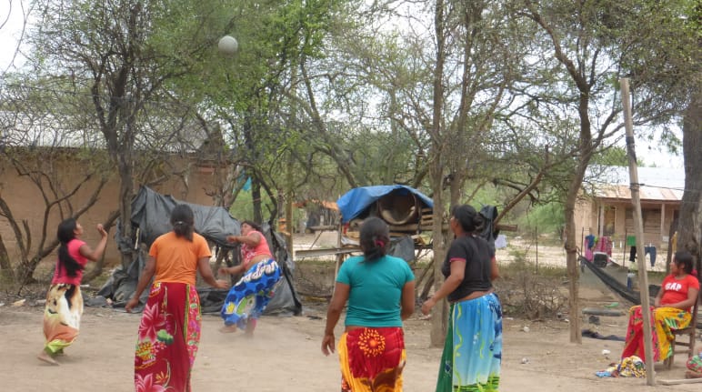 Donne del popolo Manjui che giocano a pallavolo nella comunità Wonta-Santa Rosa.