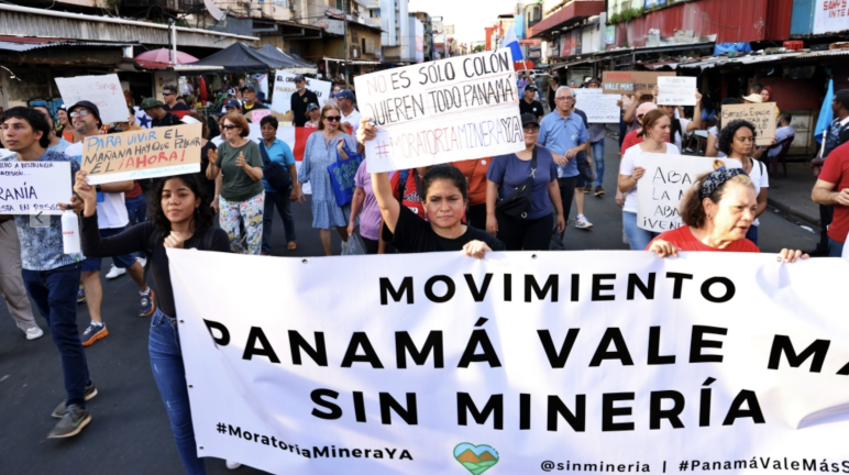 Manifestazione con striscioni contro l'attività mineraria a Panama City, Panama City, settembre 2023