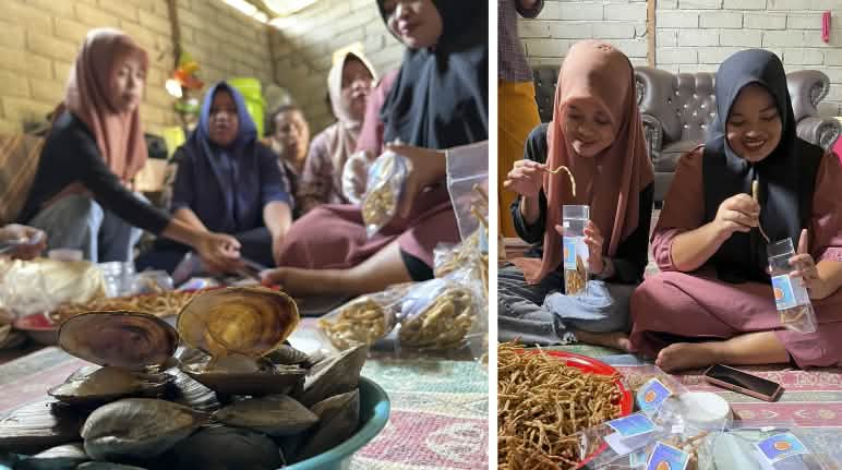 Le donne di Tompira, nel Sulawesi centrale, trasformano le cozze in snack e le confezionano per la vendita locale. Due immagini di donne di Tompira, Sulawesi centrale, che lavorano e confezionano cozze per la vendita locale come snack.