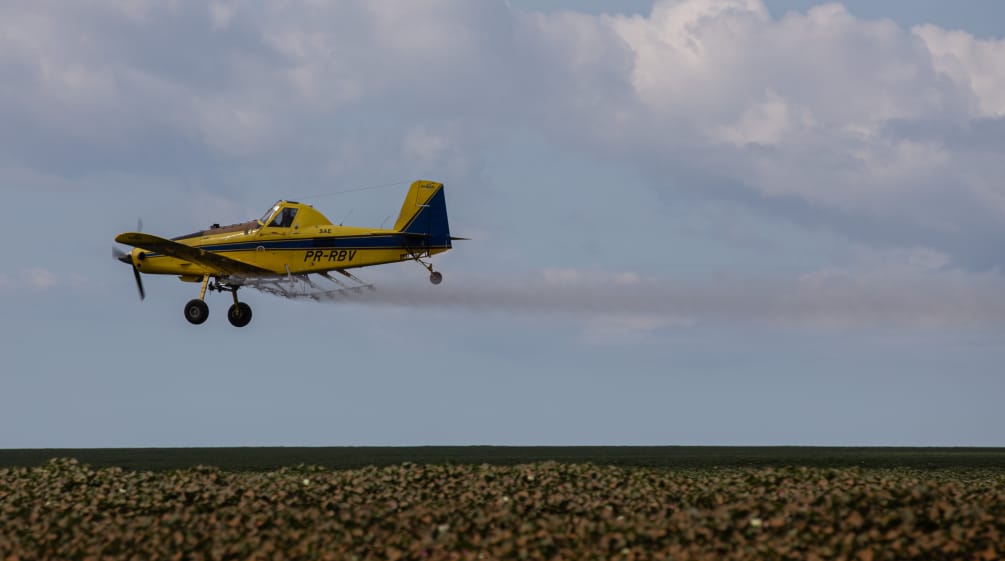 Aereo in volo che spruzza prodotti agrochimici tossici nello stato brasiliano di Maranhao