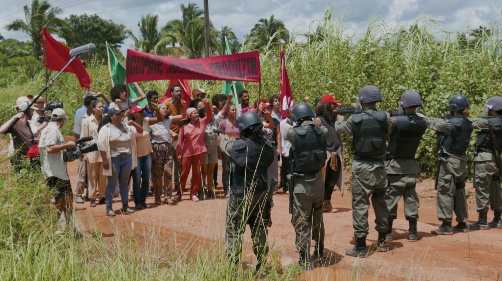 Riprese su una strada di campagna in Amazzonia. Indigeni e presone a cui era stata sottratta la terra affrontano la polizia militare armata.