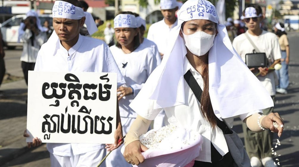 Manifestazione di Madre Natura Cambogia, vestita di bianco.