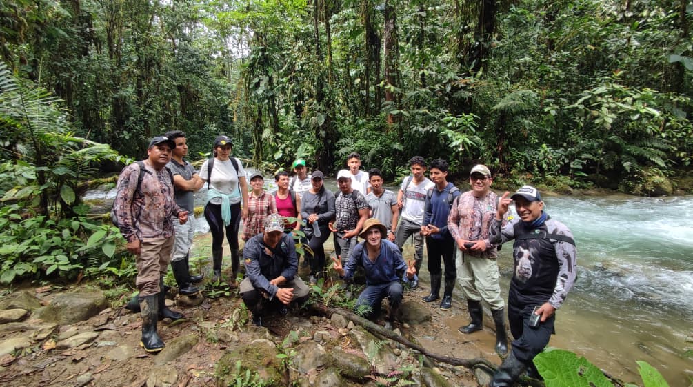 Nel Bosque Protector Los Cedros, un gruppo di persone si addestra per diventare guardia forestale.