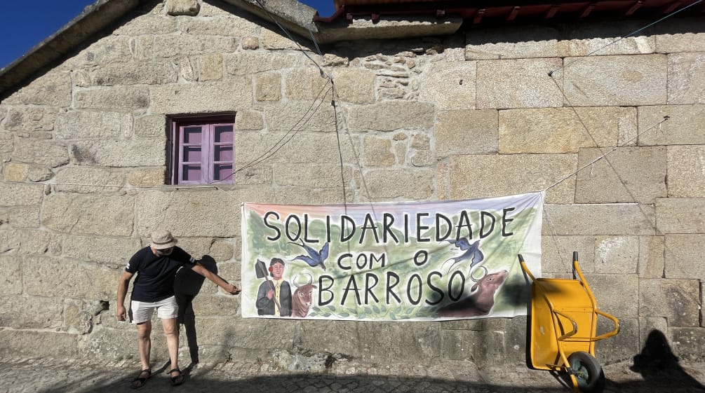 Striscione con la scritta “Solidarietà con Barroso”.