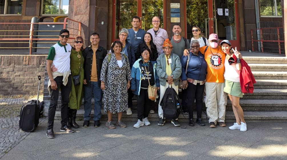 Gruppo di visitatori davanti all'Istituto Latinoamericano dell'Università Humboldt di Berlino