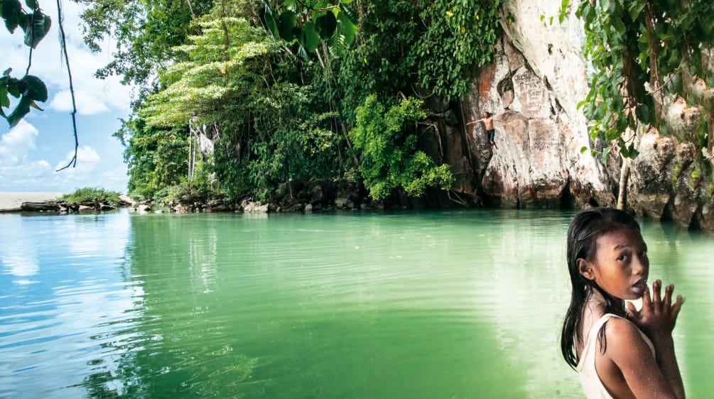 Ragazza in una baia di Sulawesi