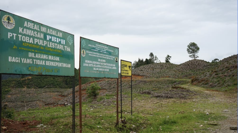 Cartelli di divieto di accesso davanti a colline spoglie