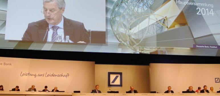 I direttivi della Deutsche Bank affrontano le critiche di Salviamo la Foresta Assemblea azionisti della Deutsche Bank a Francoforte 22 maggio 2014