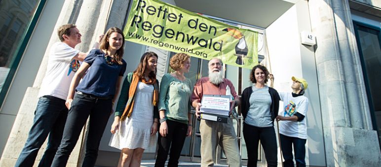 “Il Cile può salvare le foreste dell'Ecuador”, questo il messaggio per l'ambasciata cilena a Berlino (Foto: Christine Denck) Consegnate oltre 100.000 firme per Intag all'ambasciata cilena a Berlino
