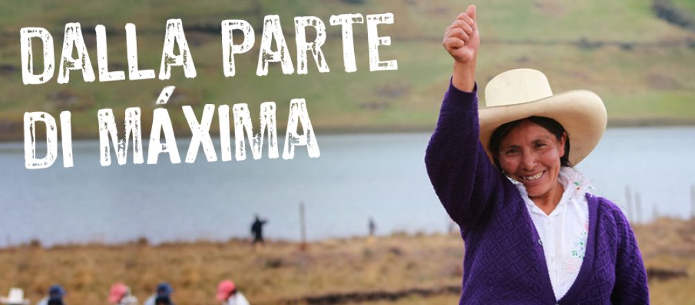 Máxima Acuña Chaupe accanto alla laguna (Foto: Jorge Chávez Ortiz)